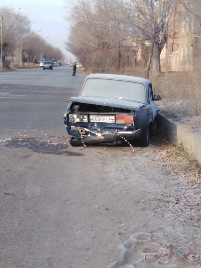 Камышане ищут хозяина разбитой легковушки, «застрявшей» на улице Некрасова