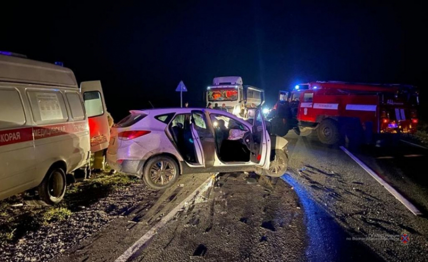 На «встречке» Хендай влетел в КАМАЗ, водитель и пассажир на хирургическом столе, второй пассажир скончался на месте