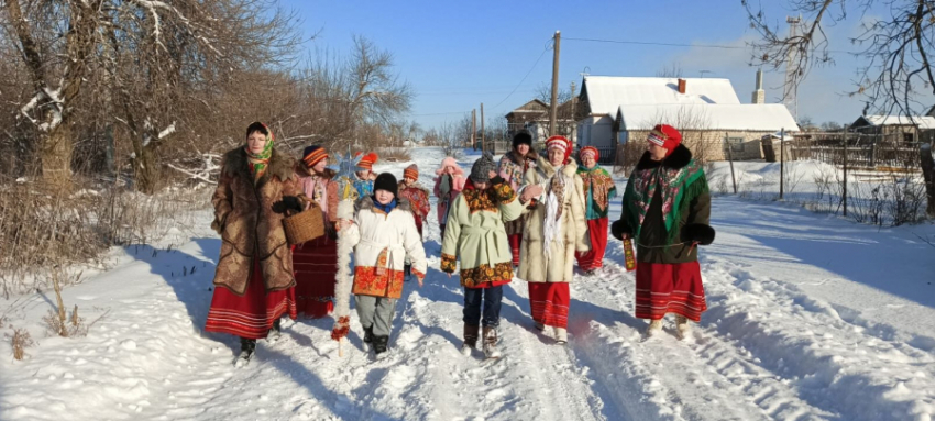 В самом северном сельском поселении Камышинского района творческая группа, несмотря на мороз, весело отправилась поколядовать