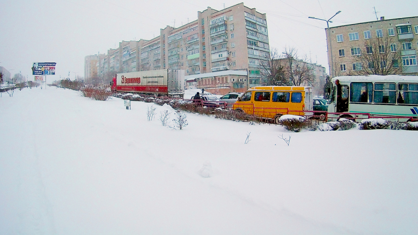 Застрявшая из-за снега фура на улице Некрасова в Камышине застопорила движение транспорта на всем подъеме