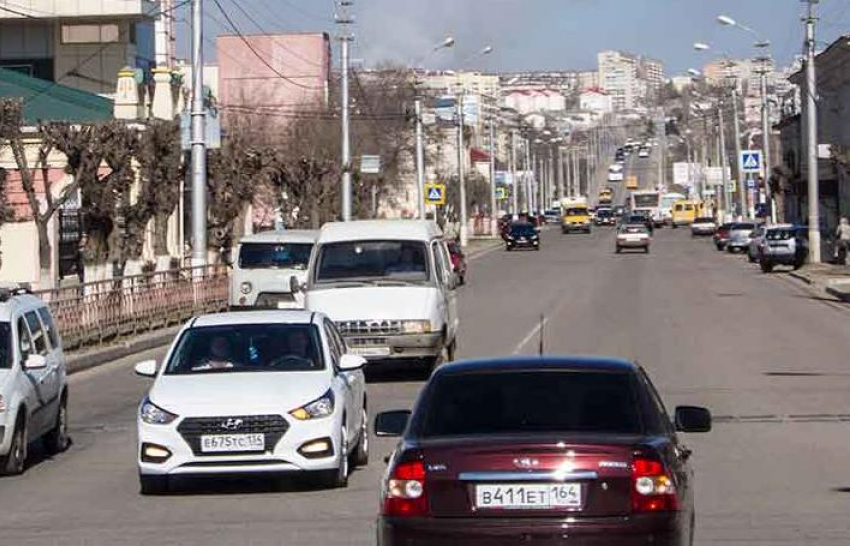 В Камышине ямы на дорогах латают горячим асфальтом