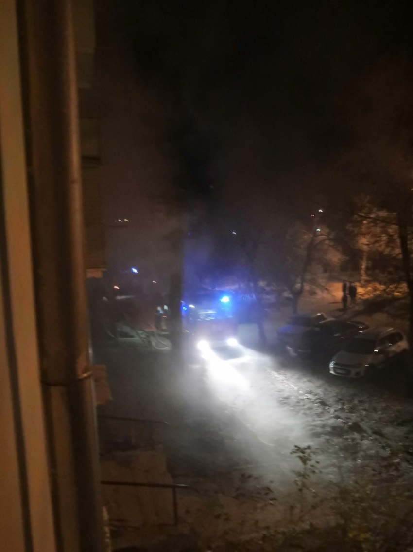 В Камышине в Московском переулке «скорая» забрала пострадавшего на пожаре