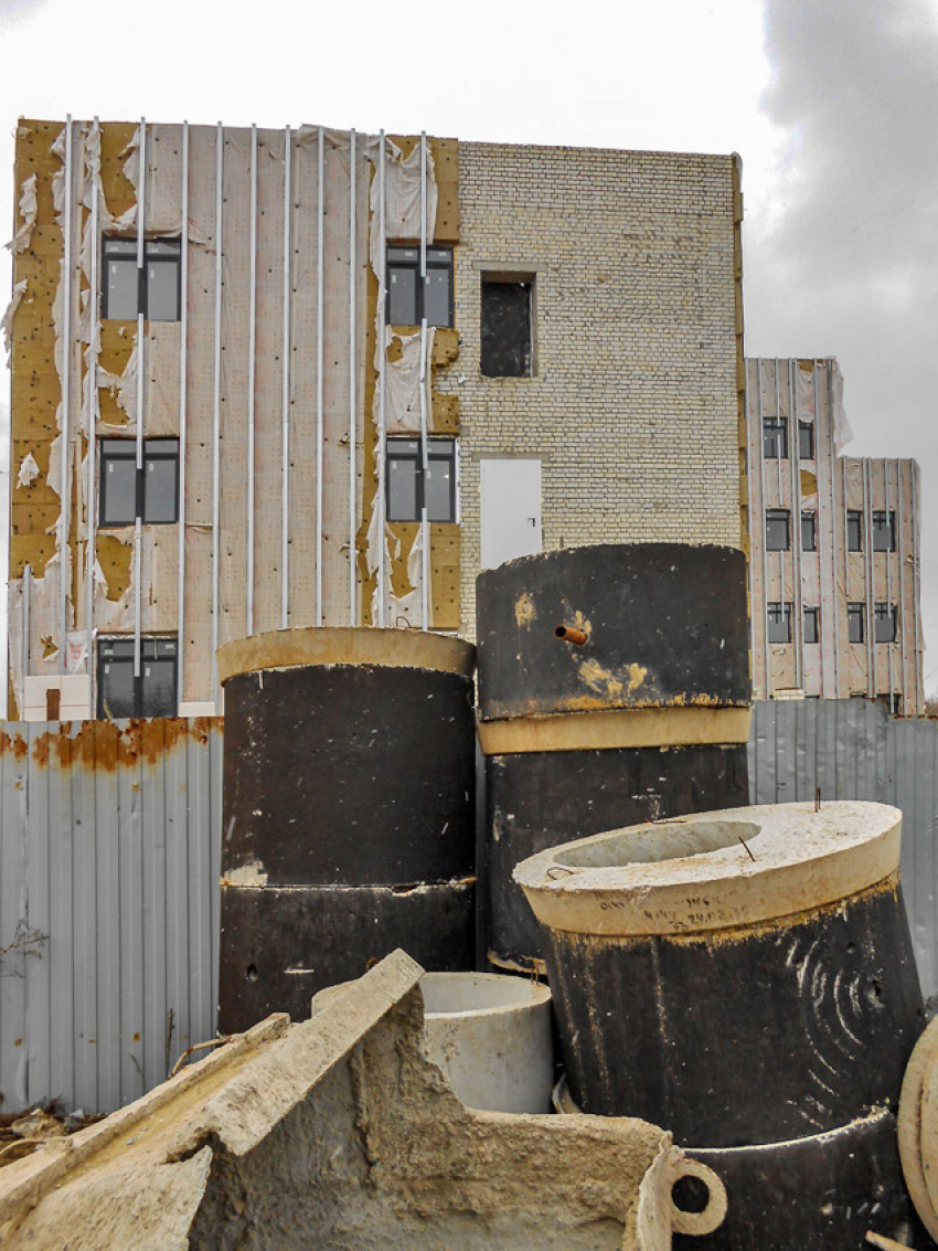 Андрей Бочаров сделал заявление по новой поликлинике в Камышине: строительство будут завершать, какой теперь срок сдачи - пока не уточняется 