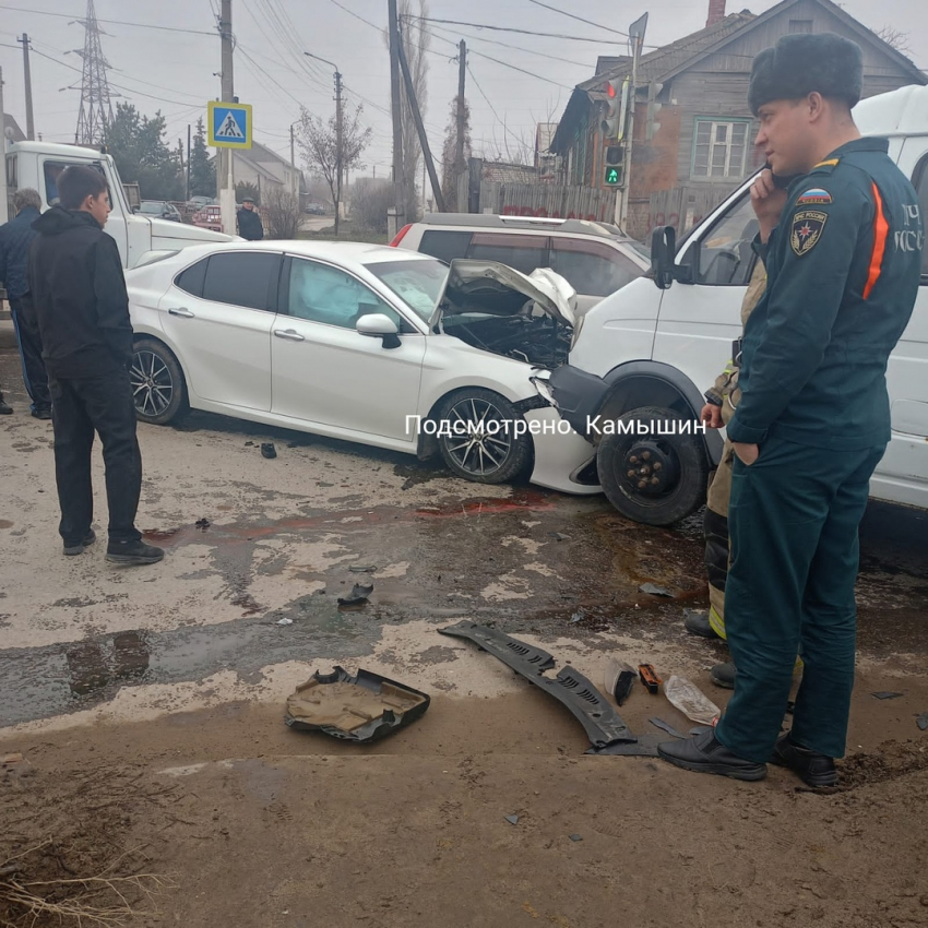 Пассажиры попавшей в аварию в Камышине «Газели» отделались ушибами сегодня, 18 марта (ВИДЕО)