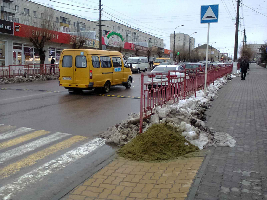 На камышинских улицах местное «Благоустройство» сделало «противогололедные» кучки 