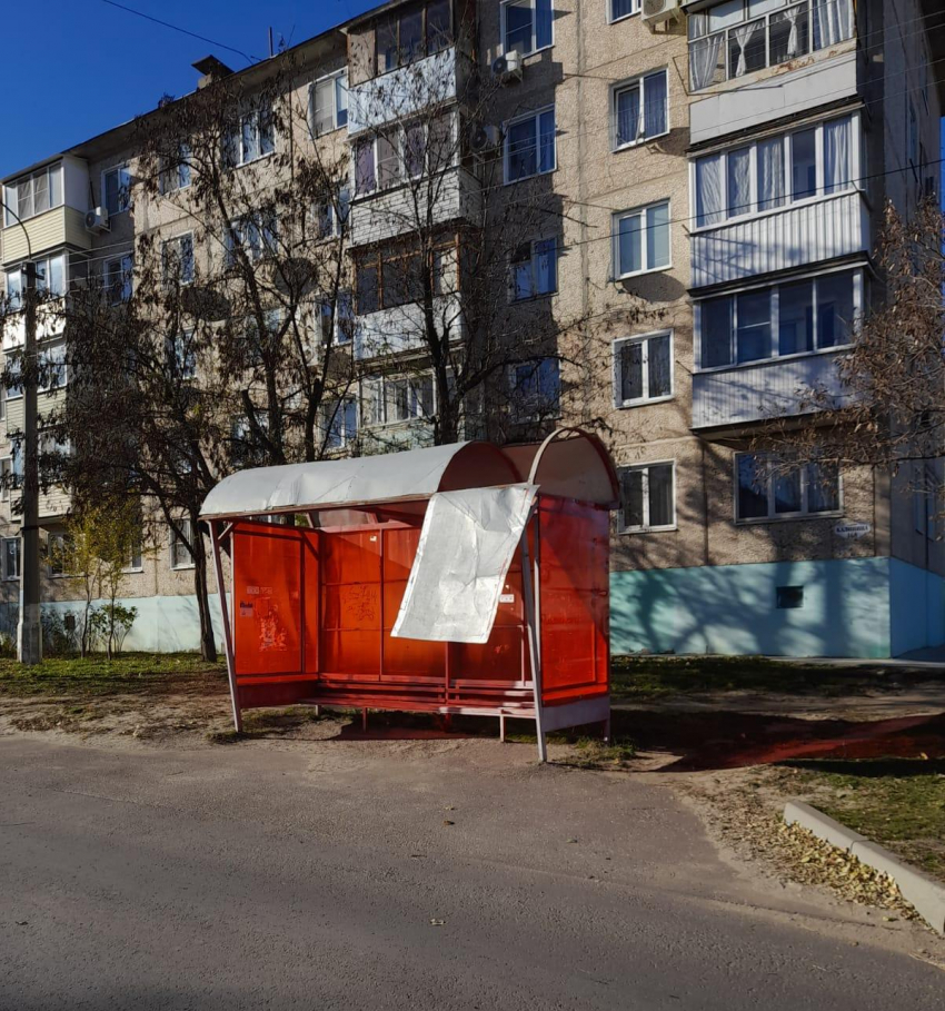 На остановке болтается оторванный ураганом фрагмент павильона, который может «прилететь» на прохожих или на машины, - камышанин