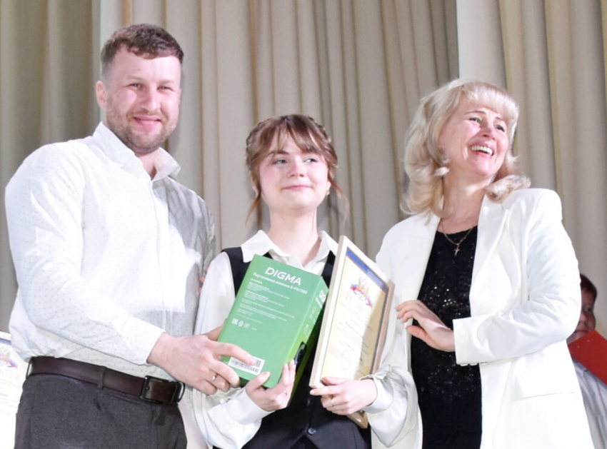 В Камышинском районе «ученик года-2026» Юлия Маринова расплакалась на сцене от радости