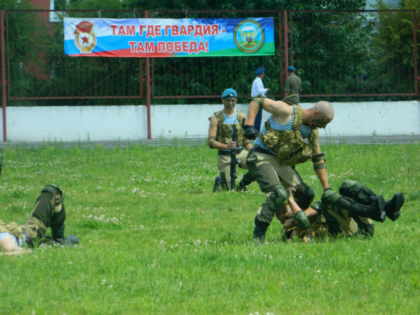 Десантники разбивали кирпичи вместе с «сыном полка» на празднике в Камышине 