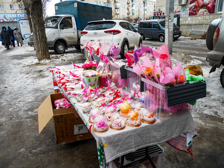 В Камышине местные предприниматели занимают под уличную торговлю подарками любые неприспособленные места