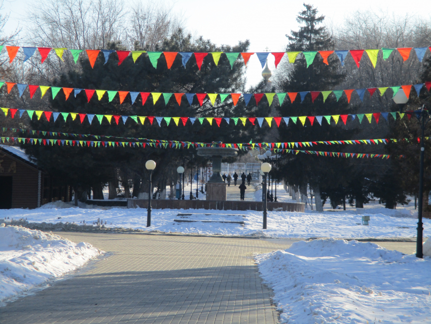 Городской парк Камышина развесил праздничные флажки, а по какому поводу – не сообщил