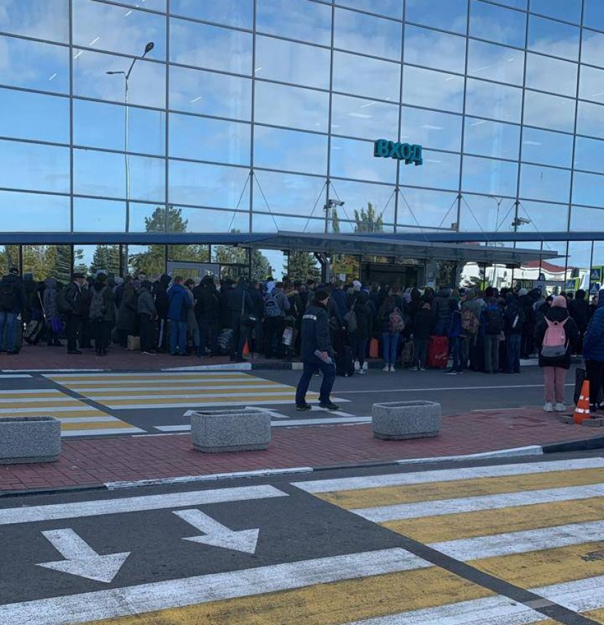 Прилетевших в Волгоград пассажиров не выпускали из самолета из-за эвакуации аэропорта, - «Блокнот Волгограда"