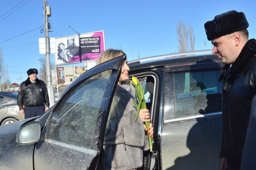 В Камышине женщины-водители с легким сердцем тормозили по приказу дорожных полицейских на Комсомольской площади