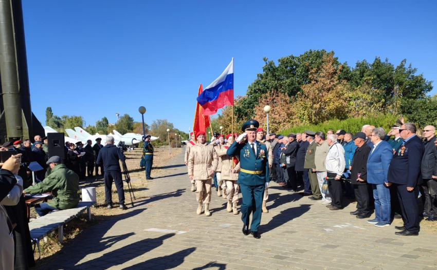 В Камышине митингом, торжественным прохождением, большим сбором выпускников отметили день рождения бывшего Камышинского высшего военного училища