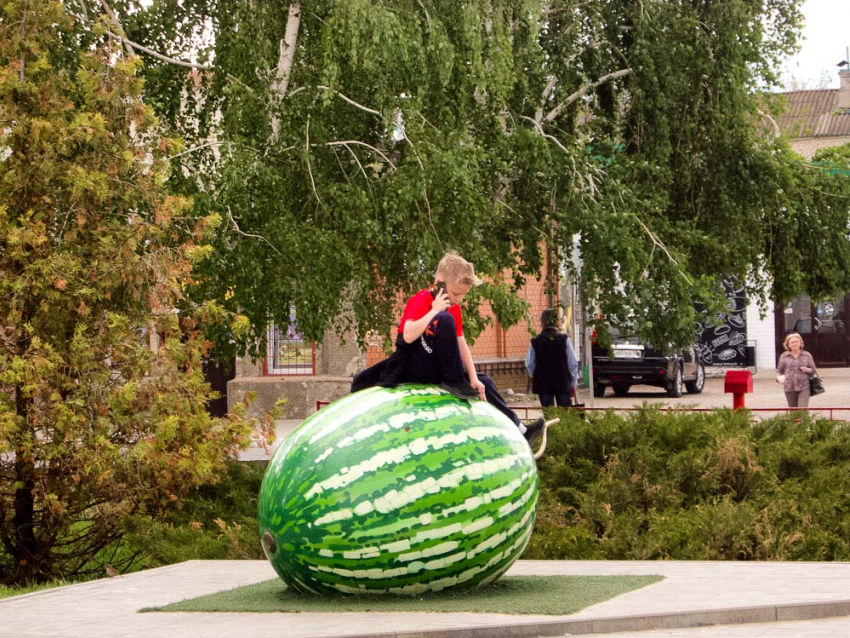 Все-таки этот Арбуз - памятник, почему на него надо влезать с ногами? - камышанка