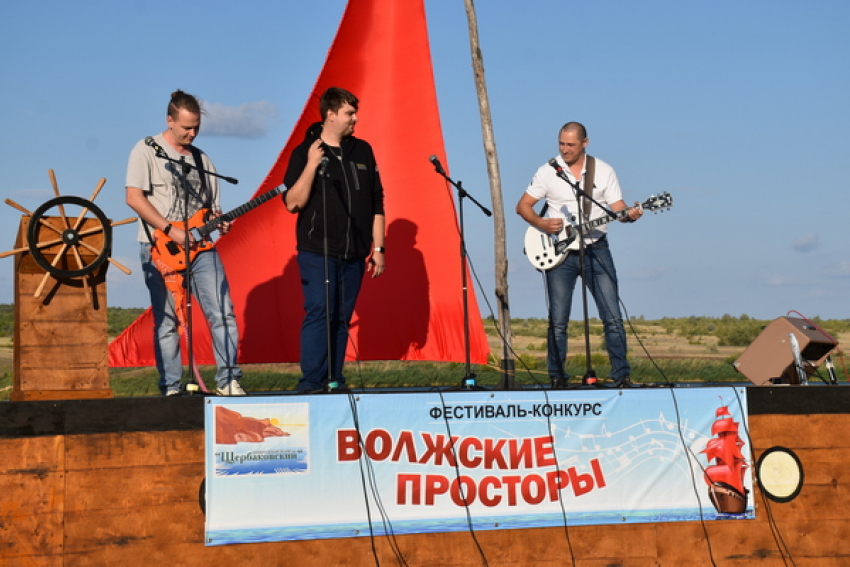 И льются песенные строчки, и бьются в унисон сердца! - в Камышинском районе прошел песенный фестиваль
