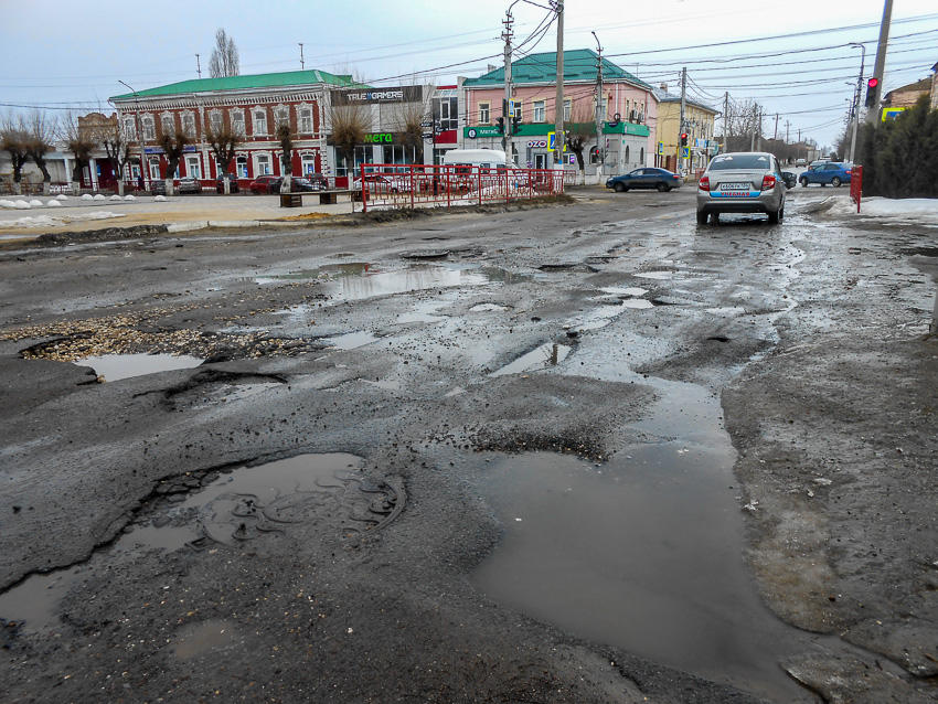 В Камышине улица Советская так «довела» администрацию своим внешним видом, что на ней решили отремонтировать дорожное покрытие
