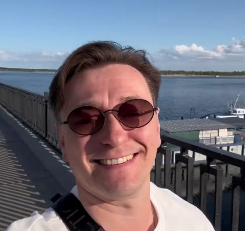 По какому случаю звезда сериала «Бригада» Сергей Безруков гуляет по волгоградской набережной?