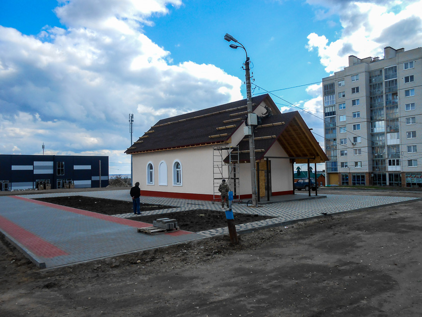 В Камышине у нового храма на перекрестке улиц Ленина и Некрасова подготовили площадки под цветники