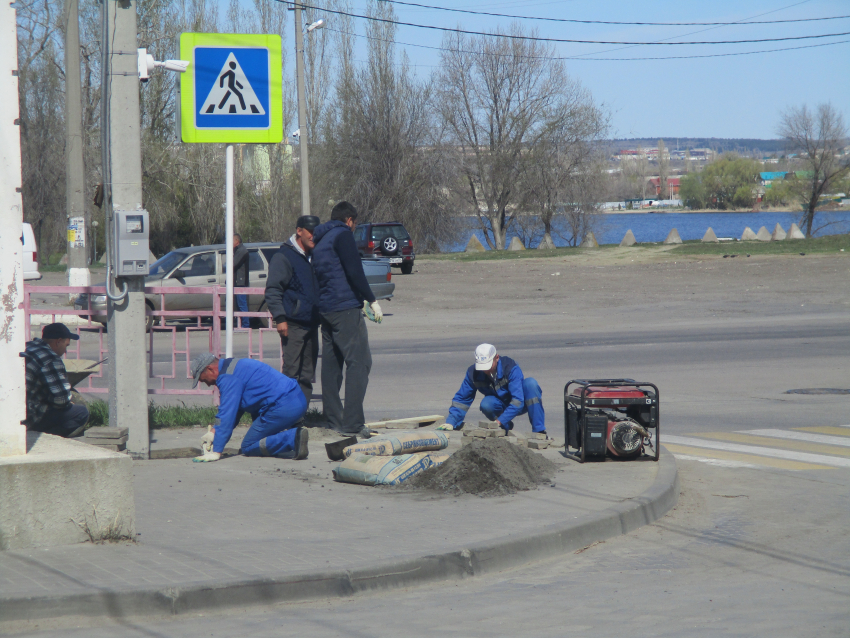 В Камышине принялись оперативно ремонтировать тротуар, ставший «героем» горячей линии ОНФ