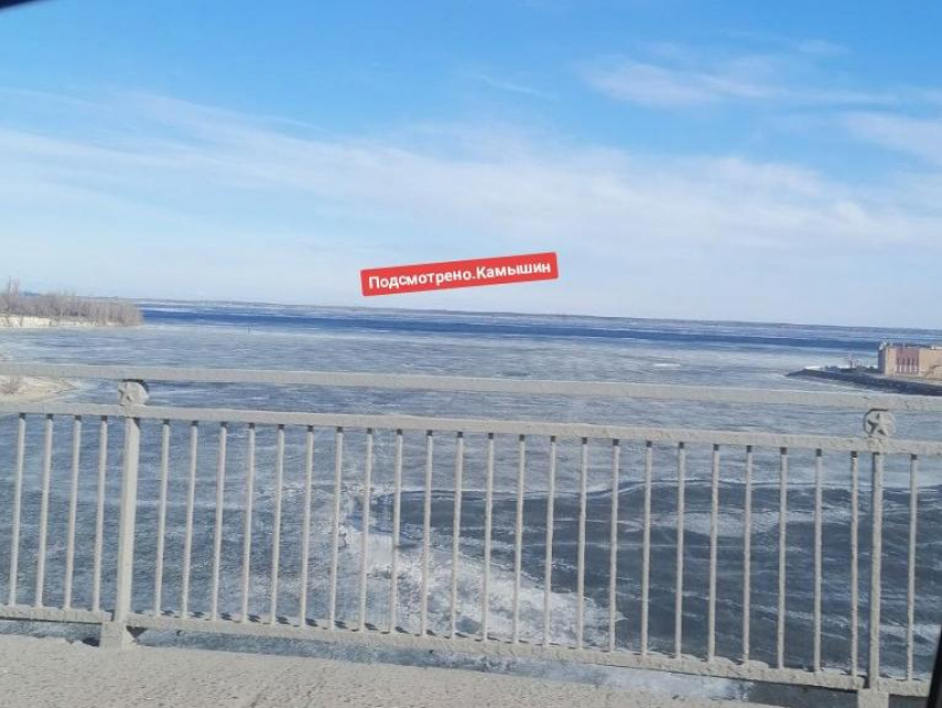 Камышане публикуют в соцсетях кадры, как Волга у Камышина начала вскрываться ото льда