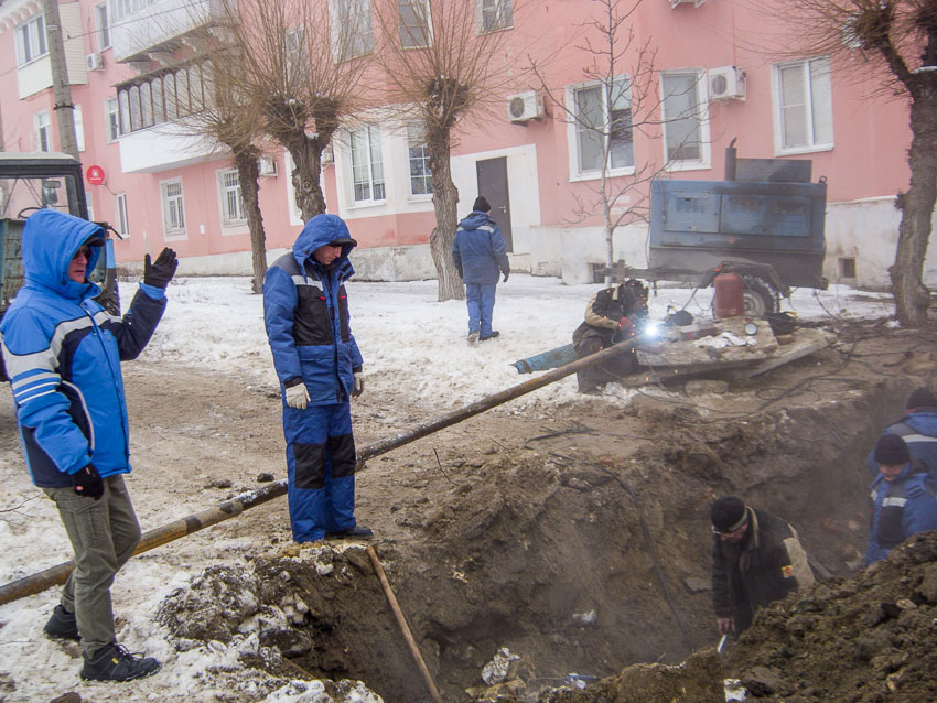 В Камышине на улице Титова на Крещение опять рвануло на теплотрассе