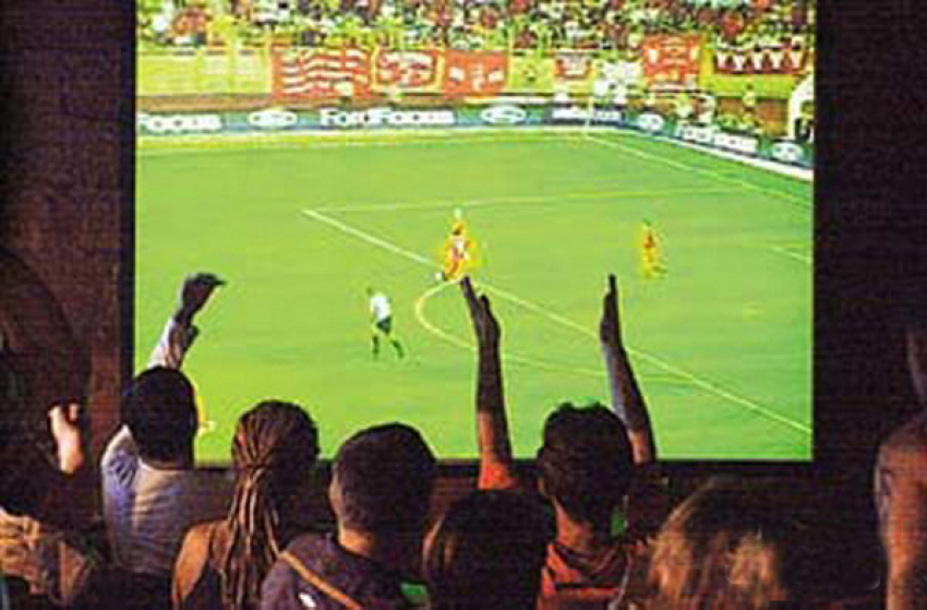 В Камышине коммерческие фирмы специально закупили большие мониторы, чтобы коллективно смотреть трансляции с ЧМ по футболу