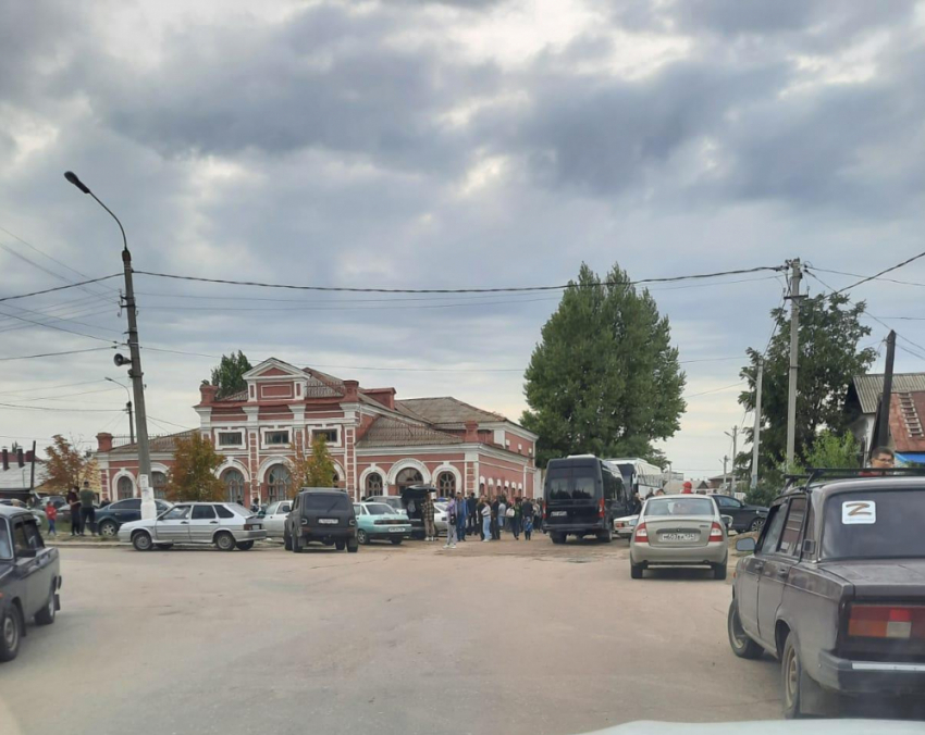 Камышане сообщают, что с площади от администрации Камышина сегодня, 22 сентября, отправились два автобуса с резервистами (ВИДЕО)