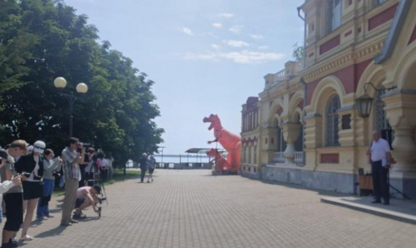 В Камышине «Флотилию плавучих университетов» встретили спикер гордумы, 30-градусная жара и... динозавры