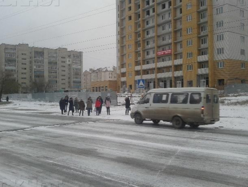 Автомобилистов Камышина ждут проблемы на дорогах из-за ледяных отложений и тумана