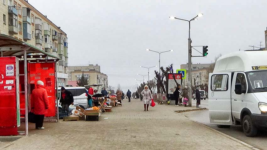 "Культовый» камышинский рынок растянулся перед Новым годом так, что уперся в остановку «Детский мир"