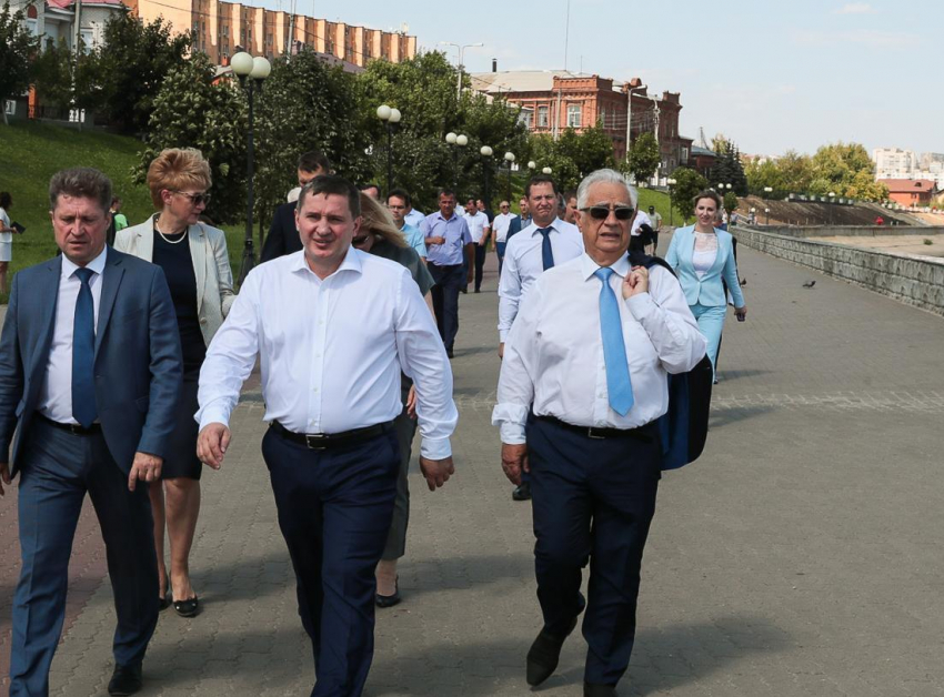 В Камышине перед выполнением поручения губернатора по реконструкции набережной Волги чиновники решили посоветоваться с народом