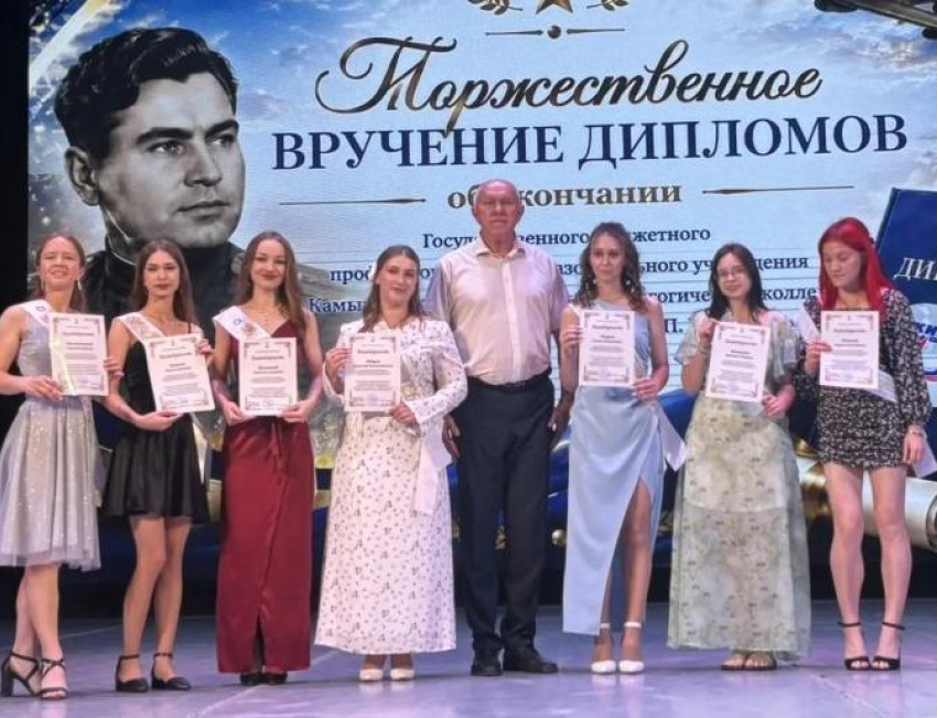 Председатель Камышинской городской думы привез Благодарности председателя Камышинской городской думы лучшим дипломницам 
