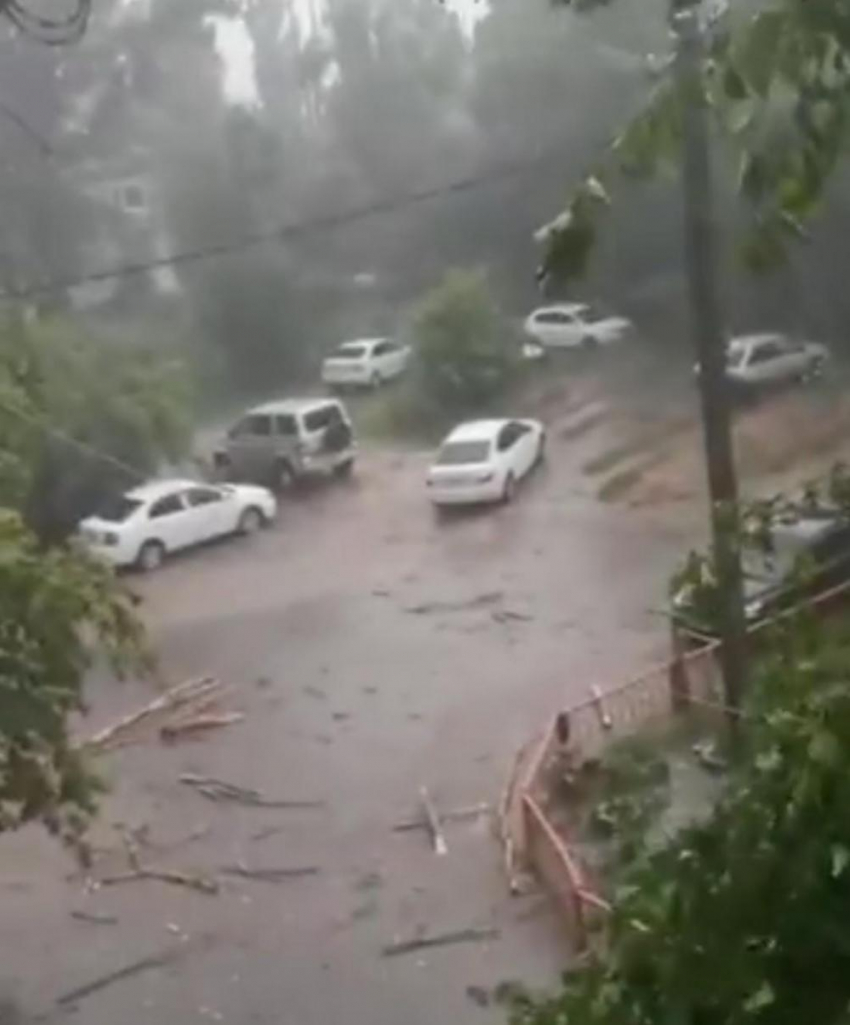 Мощный ураган с ливнем обрушился на Волгоградскую область (ВИДЕО)