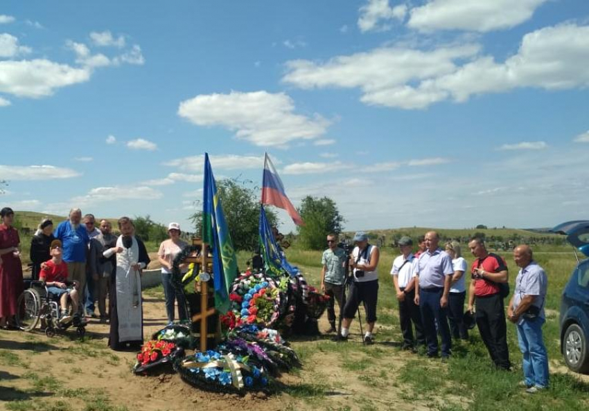 "Отдали души свои за друзей своих": родные погибших на Донбассе камышан собрались у их могил на поминальную встречу