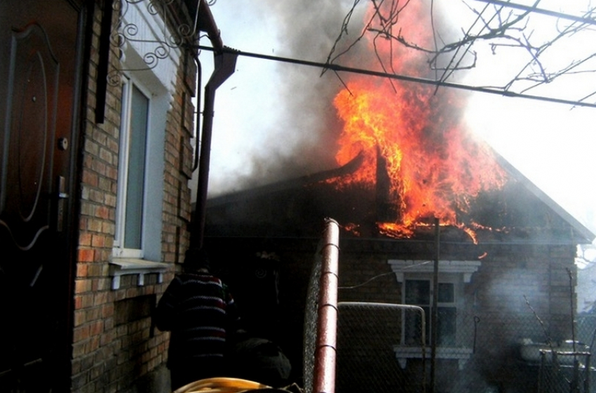 Из-за неосторожного обращения с огнем в Камышинском районе едва не сгорела кухня
