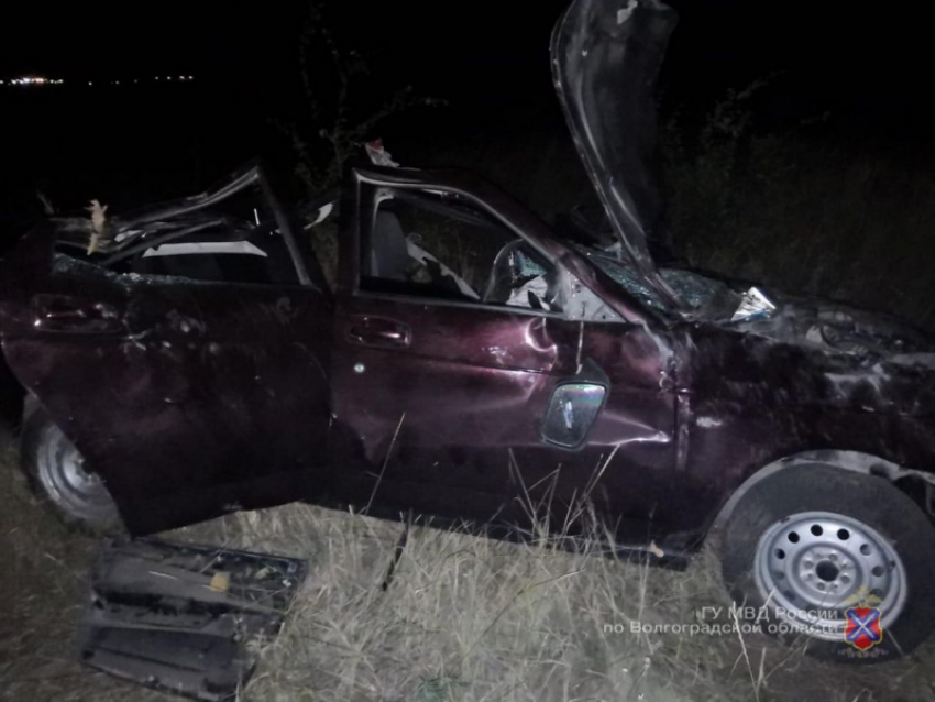 Ночью легковушка врезалась в фуру, молодой водитель скончался на месте