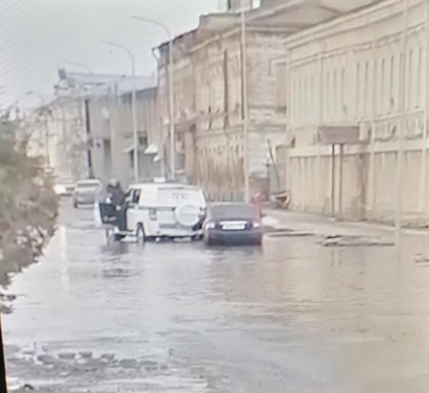 Вечная лужа у управления Пенсионного фонда осталась на месте и после затяжной реконструкции улицы Октябрьской в Камышине (ВИДЕО)