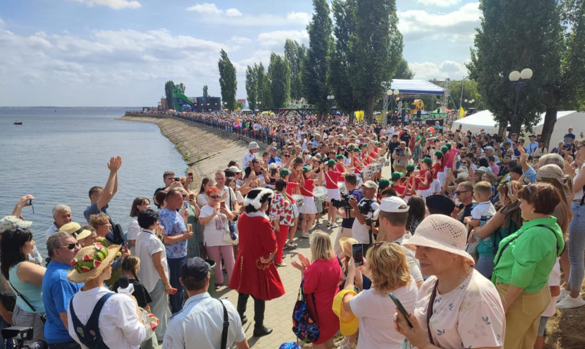 Камышинскому Арбузному фестивалю остро не хватает свежих режиссерских идей и пространства (ВИДЕО)