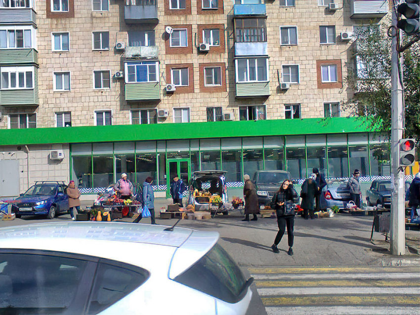 Всесезонный антисанитарный базар так и будет портить вид улицы Ленина в Камышине? - камышанка