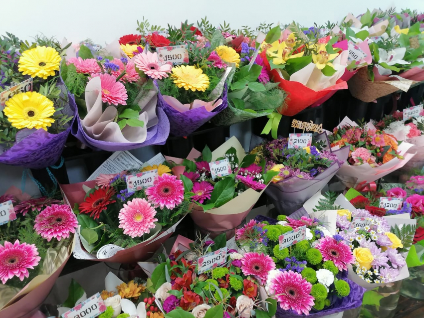 Витрины цветочных магазинов Камышина в преддверии 8 Марта ломятся от ароматных букетов