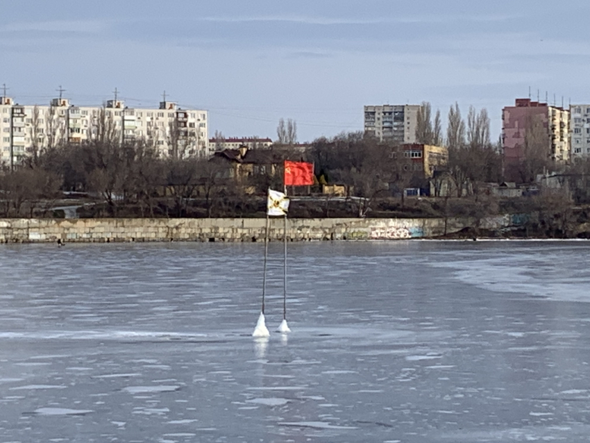 На льду Камышинки неизвестные энтузиасты по случаю Нового года развернули флаги, на ледовых «флагштоках"