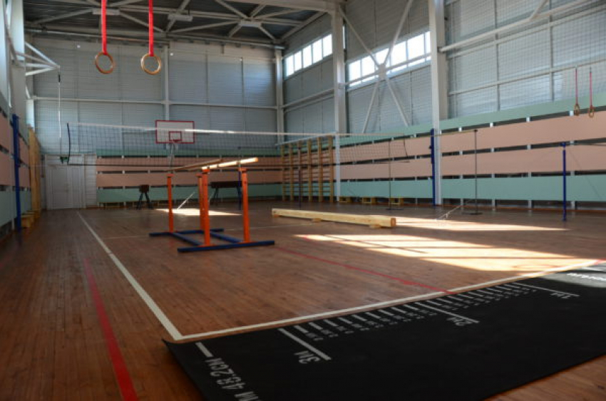 В селе Лебяжьем Камышинского района у школьников появилась возможность заниматься баскетболом, волейболом и большим теннисом 