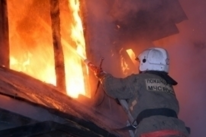В городе Петров Вал Камышинского района заполыхал вагончик, в пламени погиб мужчина