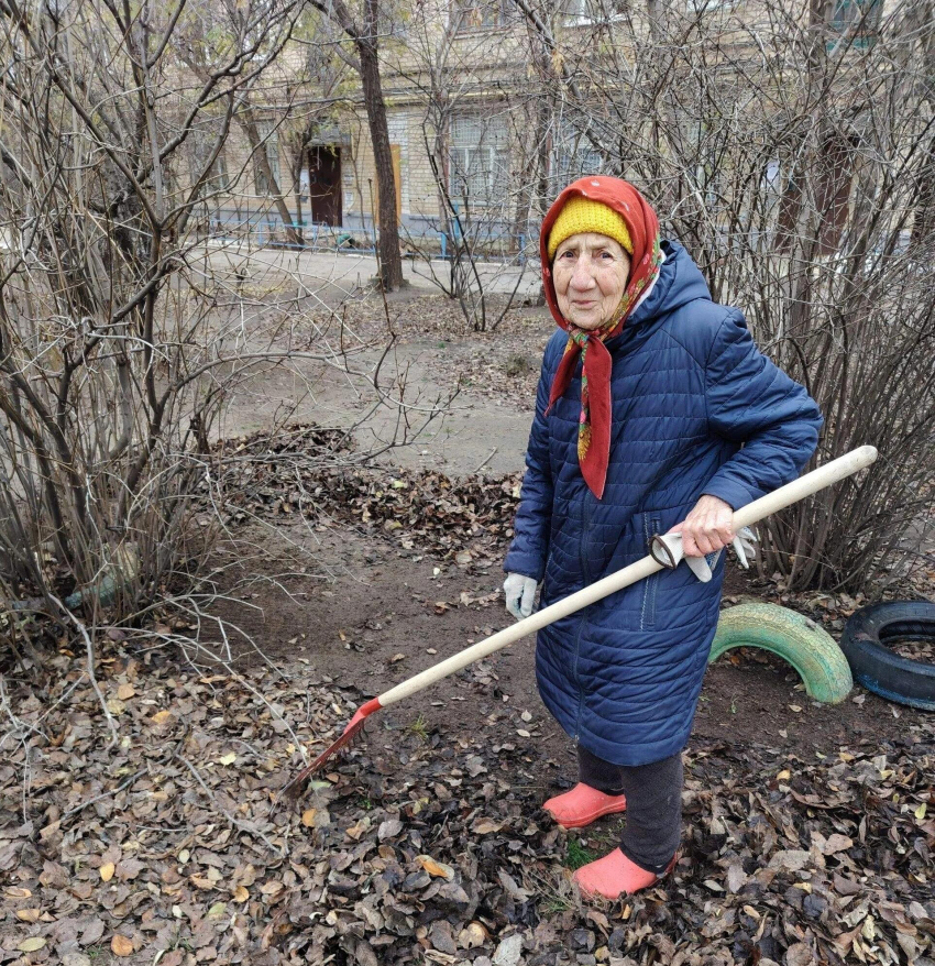 За чистотой в квартале Камышина следит 88-летння бабушка, - камышанка