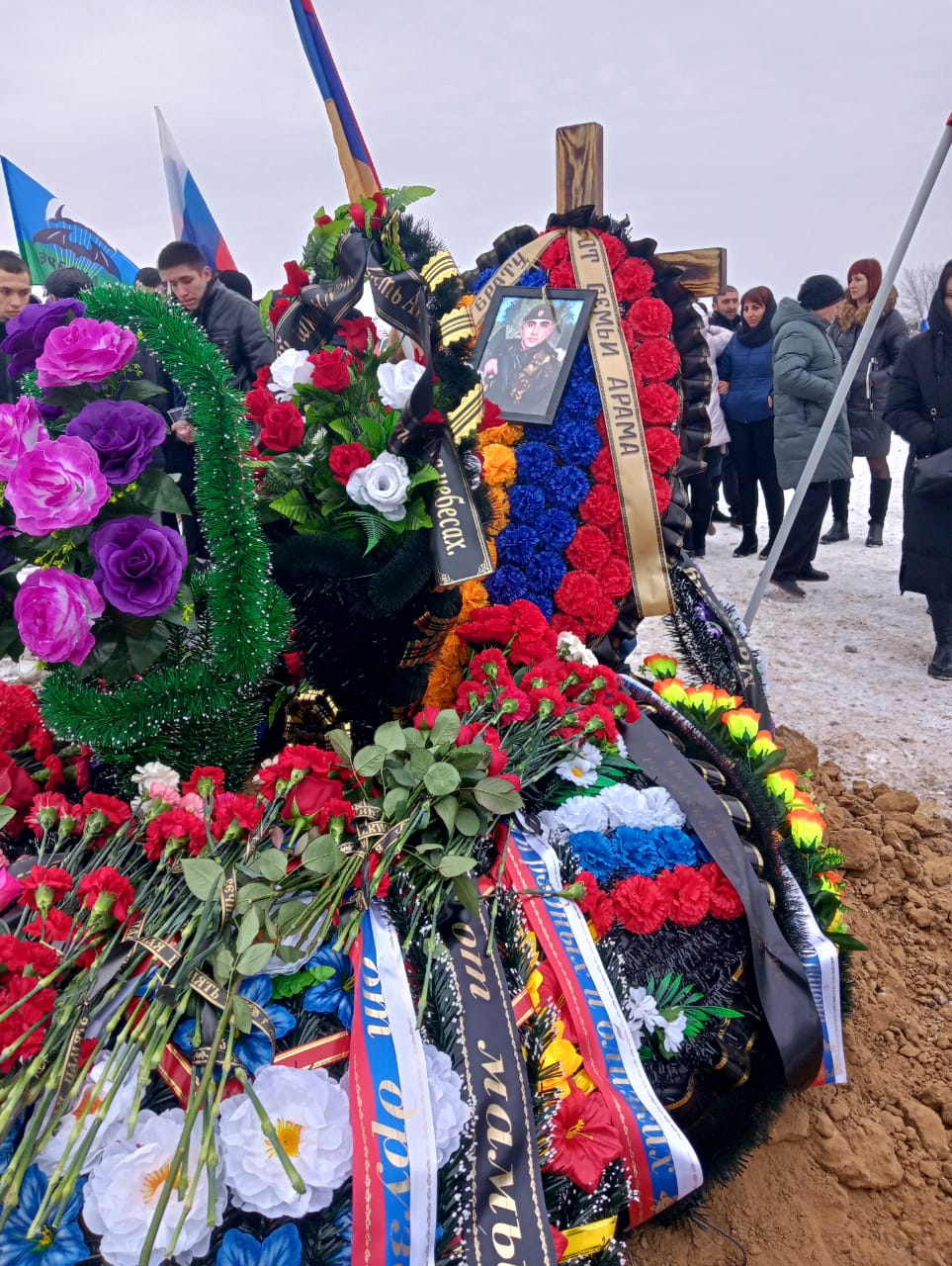 В Камышине попрощаться с героем спецоперации танкистом Мартином Назаряном пришло множество горожан и селян, его могилу укрыли живыми цветами