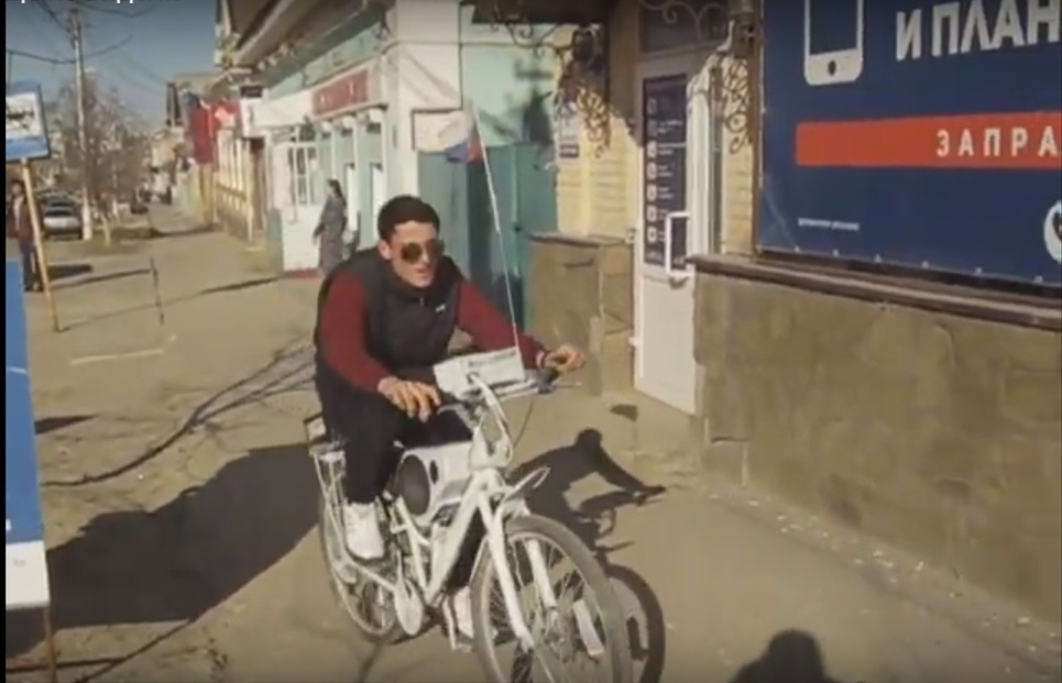 Молодой камышинский меломан усилил велосипед мощными колонками и с музыкой путешествует по городу