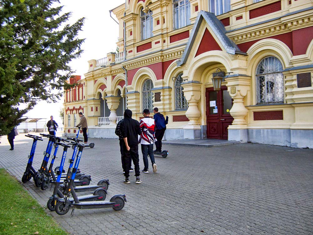 На вднх запретили кататься на велосипедах. Подслушано в Камышине. Тюмень запрет самокатов на набережной.