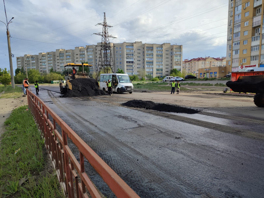 В Камышине подрядчик, несмотря на выходные, начал укладывать асфальтовый  слой на улице Базарова