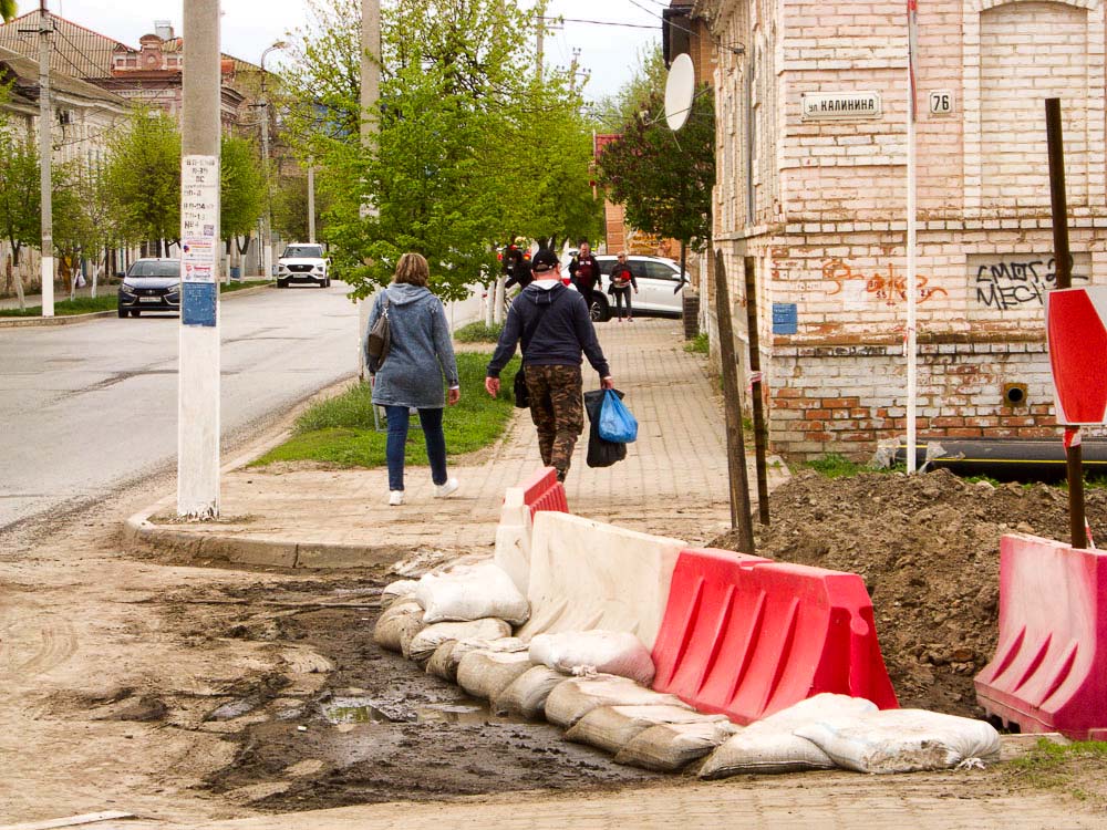 В Камышине на улице Калинина, где всю зиму пролежали трубы коммуникаций, начали, наконец, их укладку